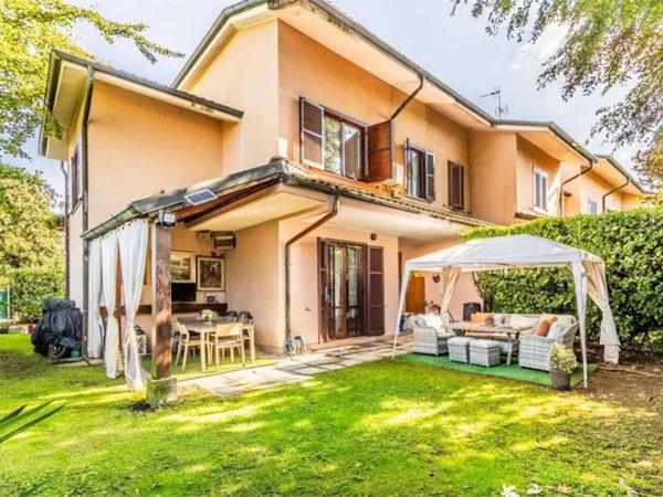 casa indipendente in vendita a Lainate in zona Barbaiana