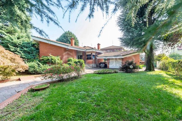 casa indipendente in vendita a Lainate