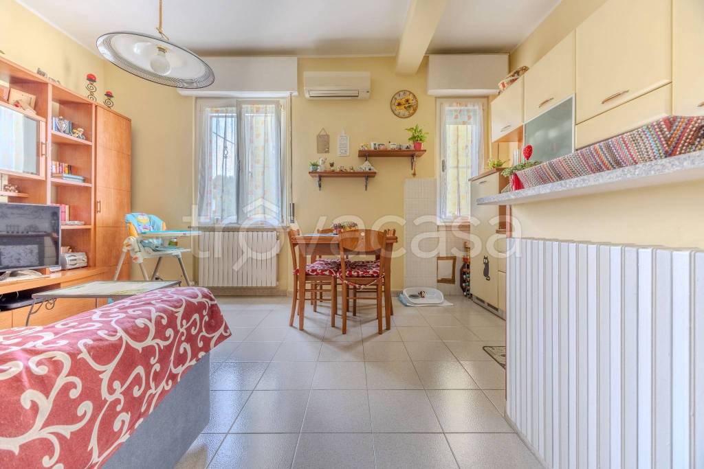 appartamento in vendita a Lainate in zona Barbaiana