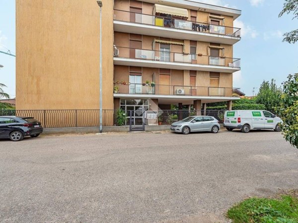 appartamento in vendita a Lainate in zona Barbaiana