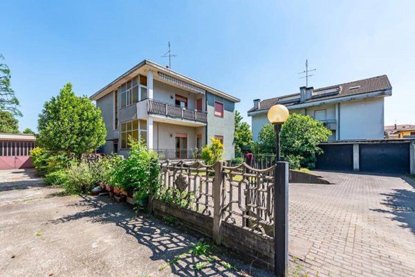 appartamento in vendita a Lainate in zona Barbaiana