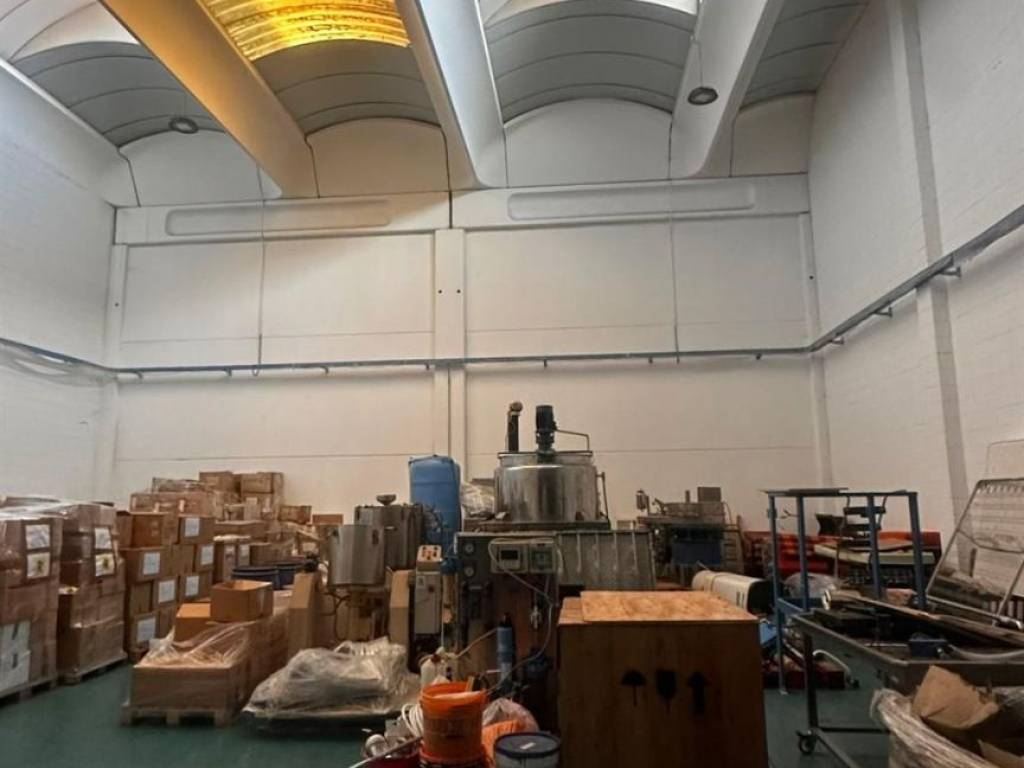 capannone in vendita a Lainate