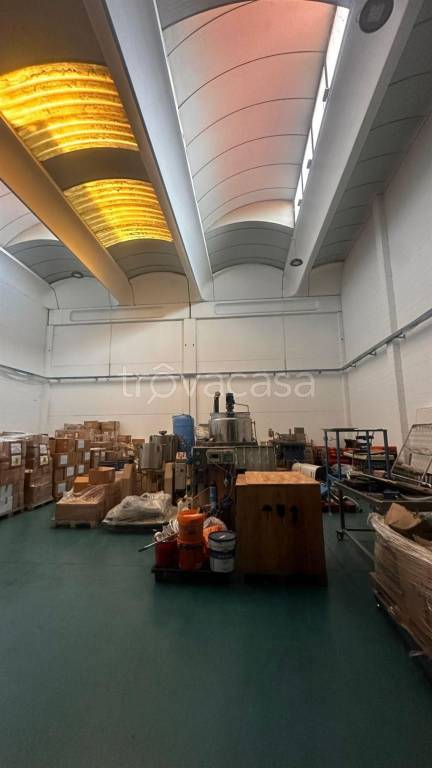 capannone in vendita a Lainate