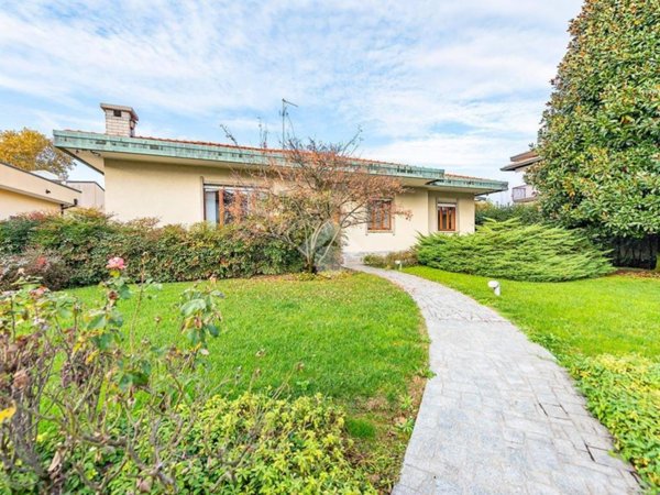 casa indipendente in vendita a Lainate