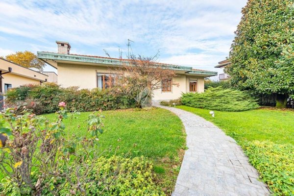 casa indipendente in vendita a Lainate
