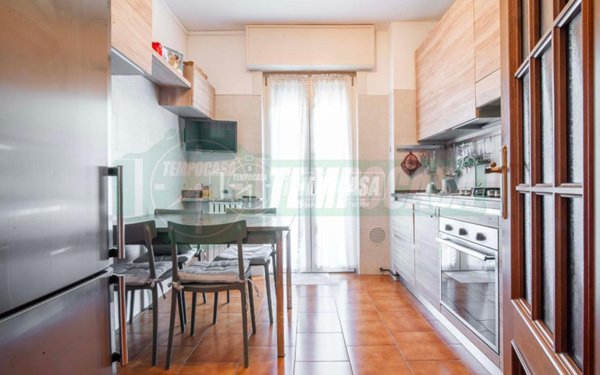 appartamento in vendita a Lainate in zona Barbaiana
