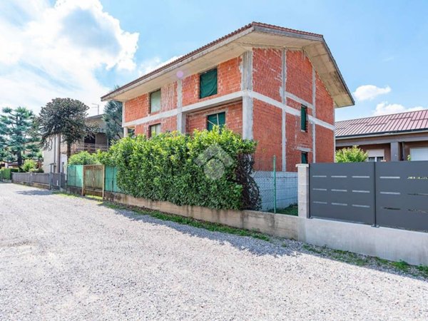casa indipendente in vendita a Lainate