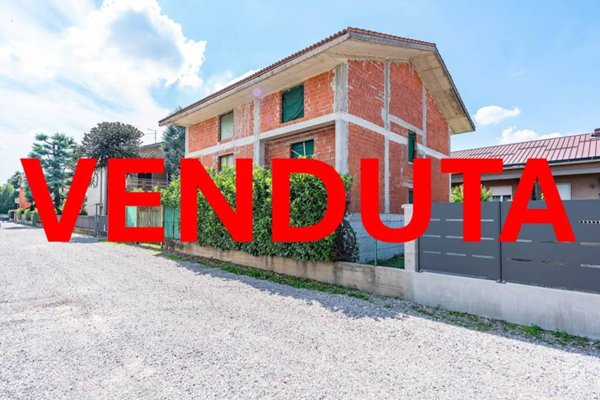casa indipendente in vendita a Lainate