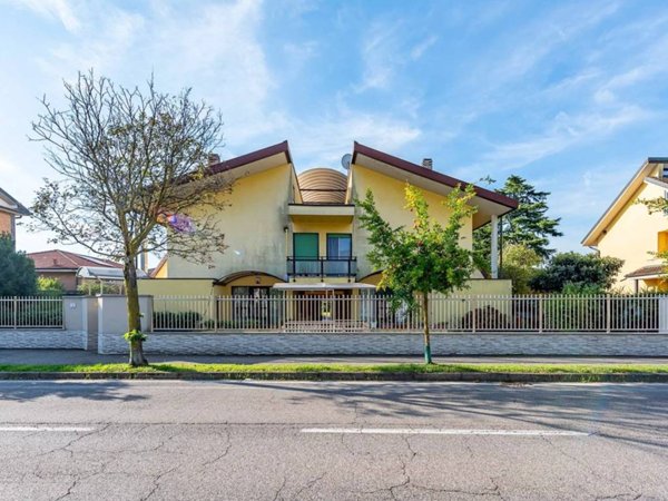 casa indipendente in vendita a Lainate