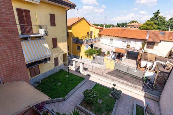 appartamento in vendita a Lainate in zona Barbaiana