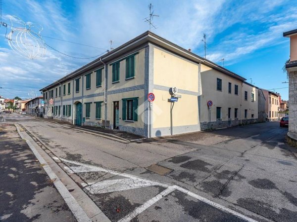 appartamento in vendita a Lainate in zona Barbaiana