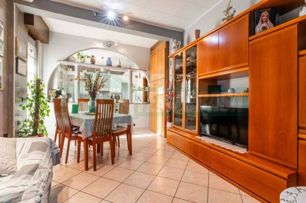 appartamento in vendita a Lainate in zona Barbaiana