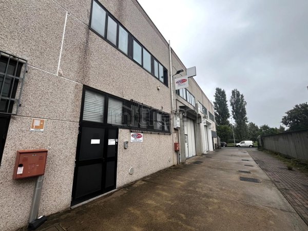 locale commerciale in vendita a Lainate