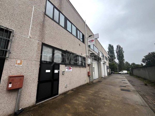locale commerciale in vendita a Lainate