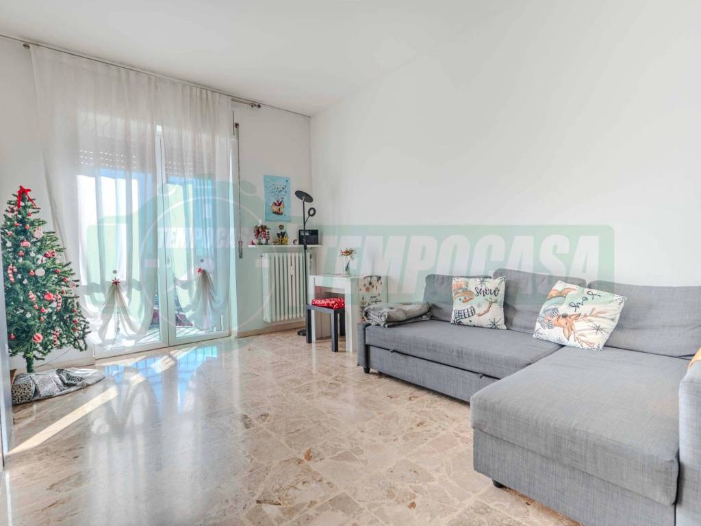 appartamento in vendita a Lainate in zona Barbaiana