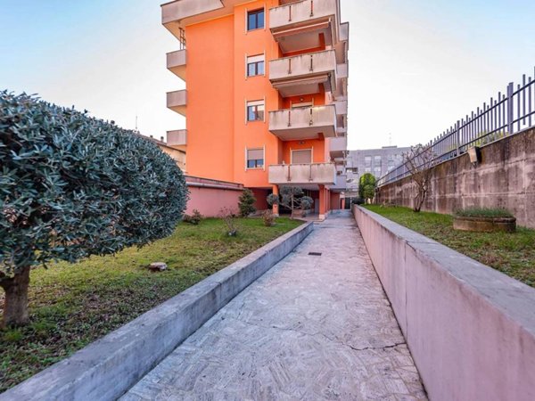 appartamento in vendita a Lainate