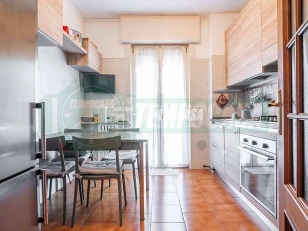 appartamento in vendita a Lainate in zona Barbaiana