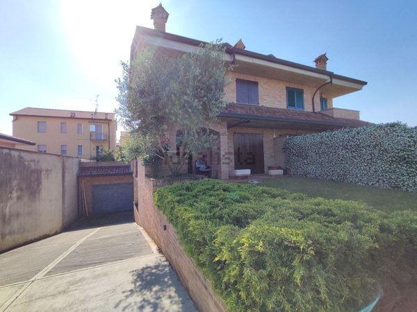 casa indipendente in vendita a Lainate in zona Pagliera