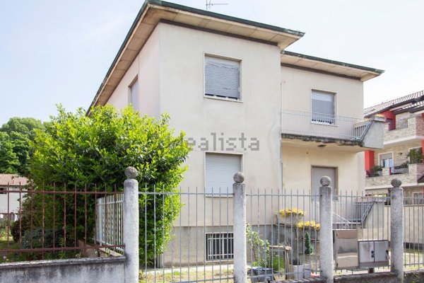 casa indipendente in vendita a Lainate in zona Barbaiana