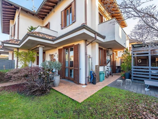 casa indipendente in vendita a Lainate