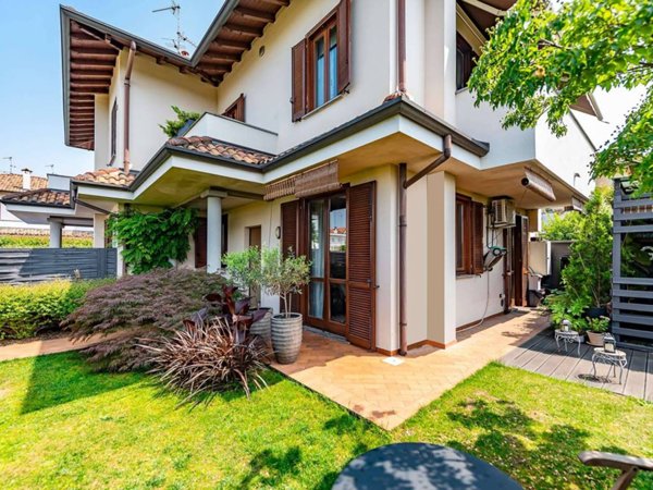 casa indipendente in vendita a Lainate
