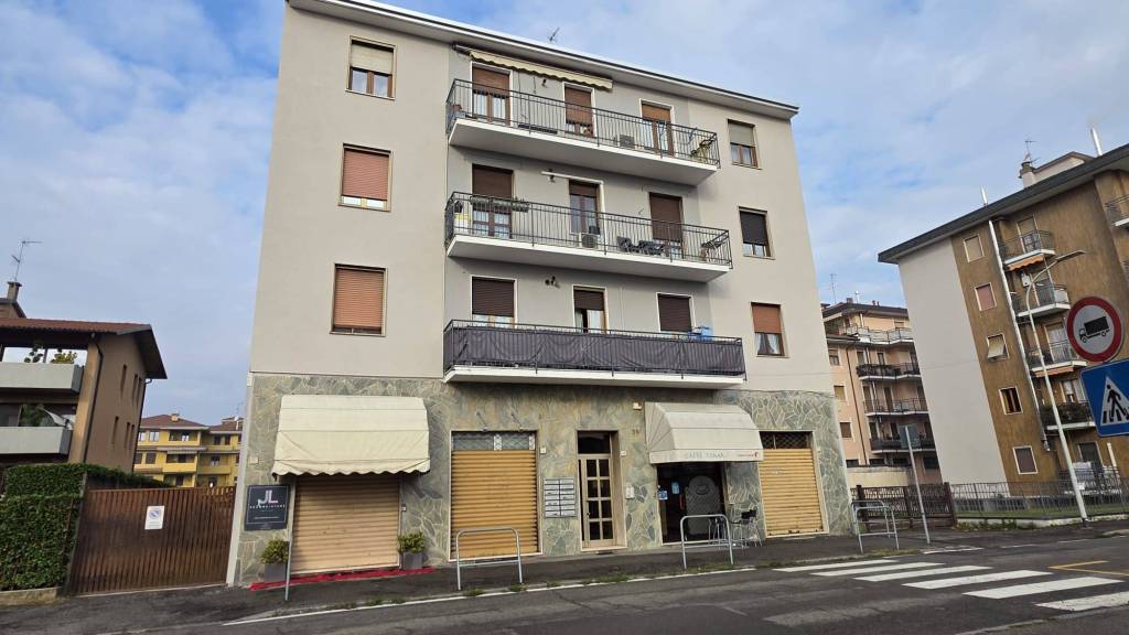 negozio in vendita a Lainate in zona Barbaiana