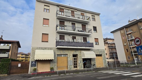 locale commerciale in vendita a Lainate in zona Barbaiana