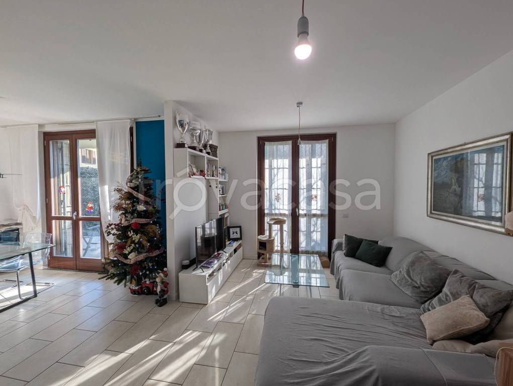 appartamento in vendita a Lainate in zona Barbaiana
