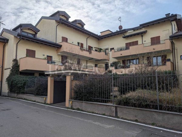 appartamento in vendita a Lainate in zona Barbaiana