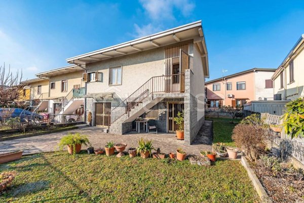 casa indipendente in vendita a Lainate in zona Barbaiana