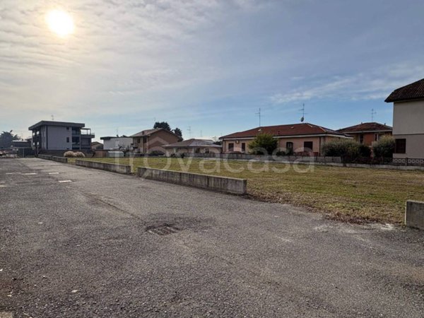 casa indipendente in vendita a Lainate in zona Barbaiana