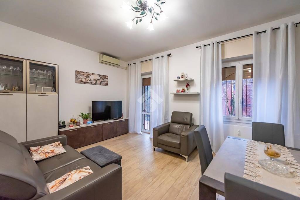 appartamento in vendita a Lainate in zona Barbaiana