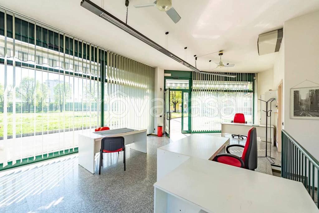 negozio in vendita a Lainate