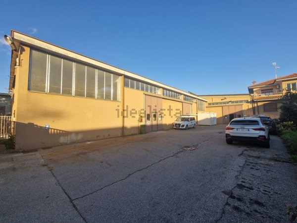 capannone in vendita a Lainate