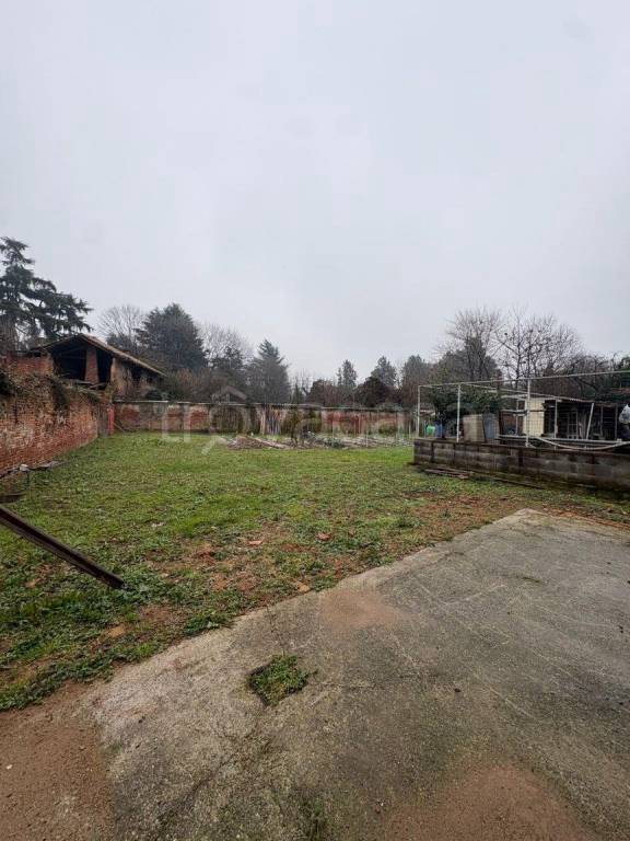 casa indipendente in vendita a Lainate in zona Barbaiana
