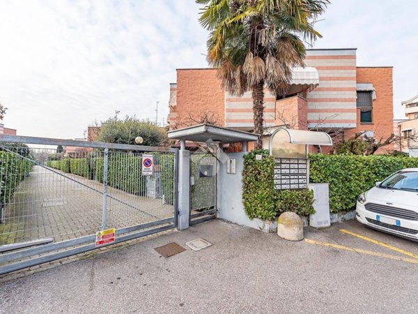 casa indipendente in vendita a Lainate in zona Barbaiana