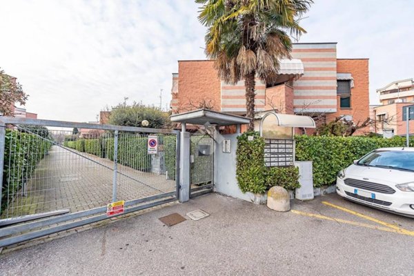 casa indipendente in vendita a Lainate in zona Barbaiana