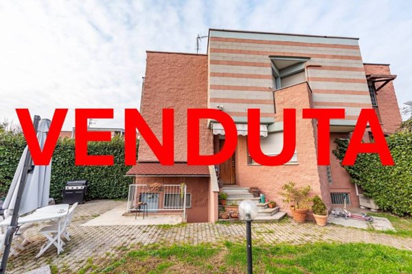 casa indipendente in vendita a Lainate in zona Barbaiana