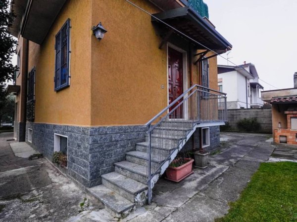 casa indipendente in vendita a Lainate