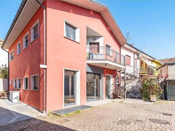 negozio in vendita a Lainate