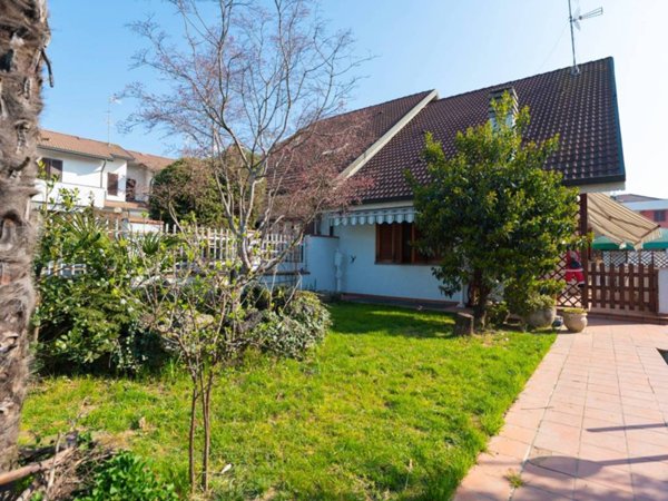 casa indipendente in vendita a Lainate