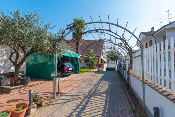 casa indipendente in vendita a Lainate