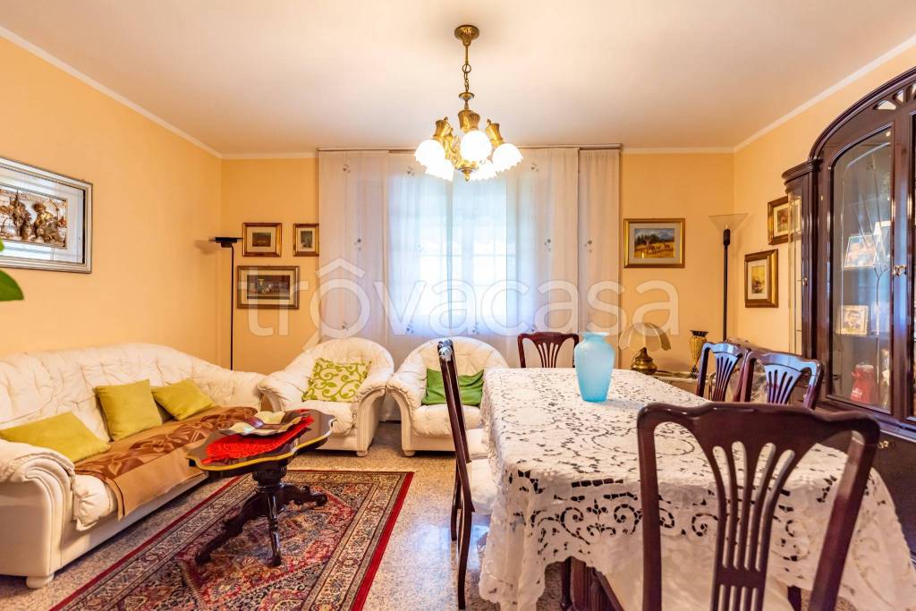 casa indipendente in vendita a Lainate in zona Barbaiana
