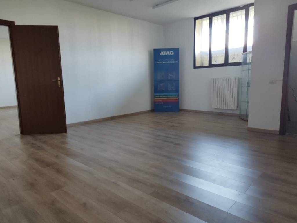 ufficio in vendita a Lainate in zona Barbaiana