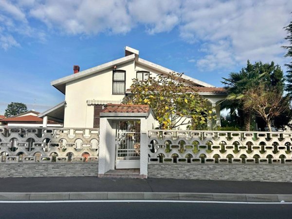 casa indipendente in vendita a Lainate