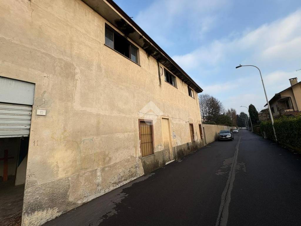 casa indipendente in vendita a Lainate in zona Barbaiana