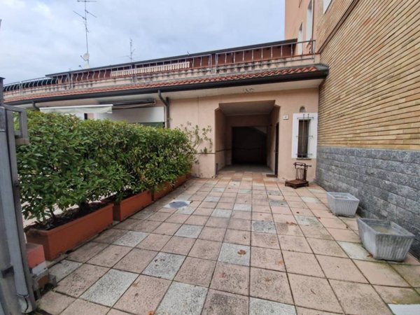 casa indipendente in vendita a Lainate in zona Pagliera