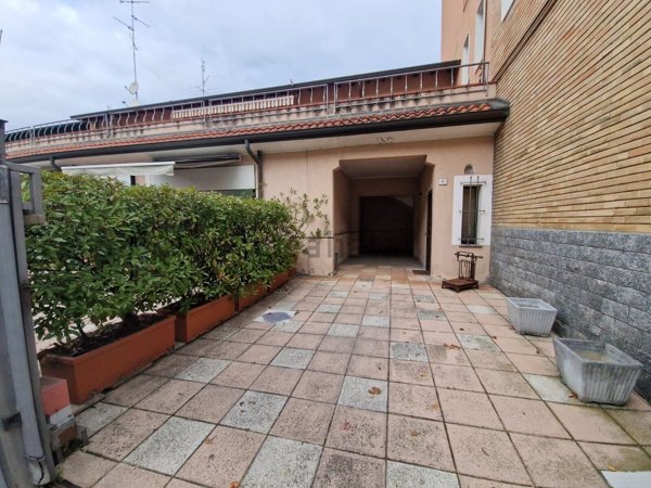 casa indipendente in vendita a Lainate in zona Pagliera