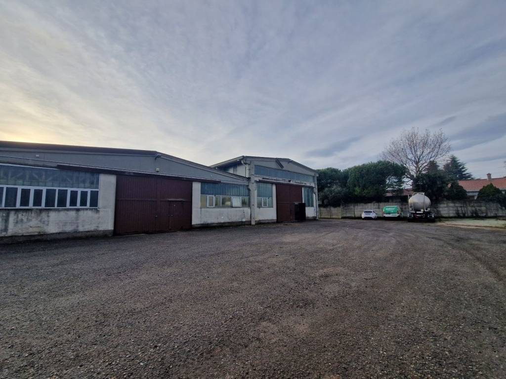 capannone in vendita a Lainate