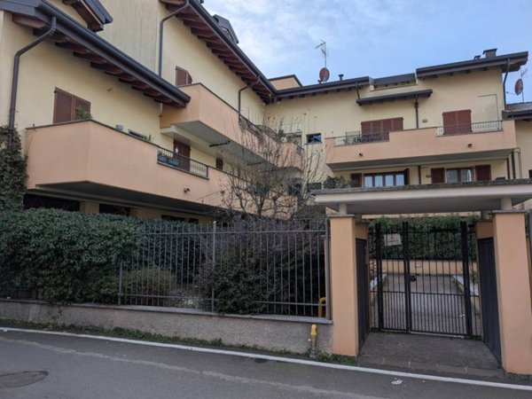 appartamento in vendita a Lainate in zona Barbaiana